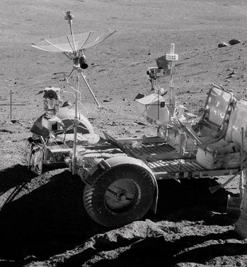Apollo 16 Foto-Nr. AS16-110-17959:
                            Mondauto im Vordergrund in der Steinwüste an
                            einem Abhang. Die Schattenseiten sind viel
                            zu hell, man sieht Details, und das ist im
                            Schatten unmöglich. Nahaufnahme