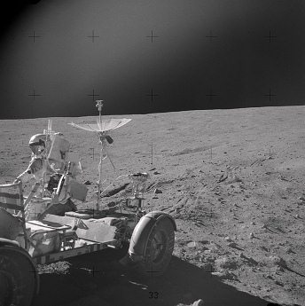 Apollo 16 Foto-Nr. AS16-110-18009: Young
                        beim "Mondauto" ohne Reifenspuren,
                        gemäss NASA von den Astronauten Young und Duke
                        dort hingesetzt.