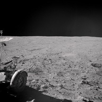 Apollo 16 Foto-Nr. AS16-110-18010: Sicht
                        über das rechte Vorderrad des LRV in der
                        Steinwüste, Schattenseite.