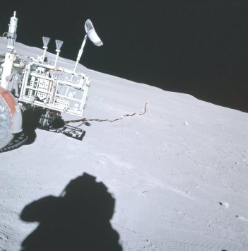 Apollo 16 Foto-Nr. AS16-110-18433:
                        Heckpartie des LRV, Schatten des Astronauten mit
                        Magnetometer im Vordergrund