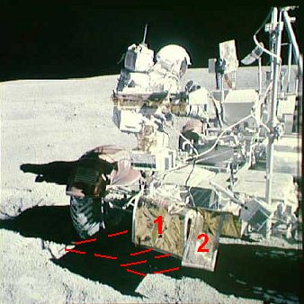 Apollo 16
                        Foto-Nr. AS16-110-18453: Die Front des
                        Rover-"Mondmobil" (LRV), Astronaut
                        Duke wischt Sitze.