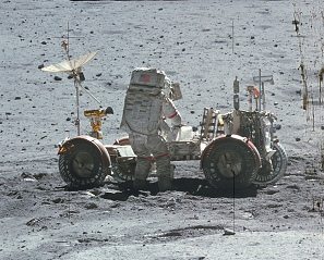 Apollo 16 Foto-Nr.
                                    AS16-116-18577: Astronaut Young beim
                                    Rover-"Mondmobil" (LRV),
                                    die Schatten der Antennen auf dem
                                    "Mondauto" fehlen