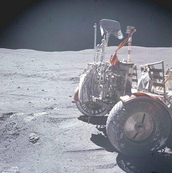 Apollo 16 Foto-Nr.
                            AS16-117-18817: Hinterräder des
                            Rover-"Mondmobils" (LRV), eines
                            davon ist ganz weiss; auf dem Foto ist Dunst
                            oder ein grosser Linsenfehler zu sehen. Und
                            von den Rädern dürfte im Schatten kein
                            einziges Detail sichtbar sein. Foto
                            zugänglich im Jahre 2006.