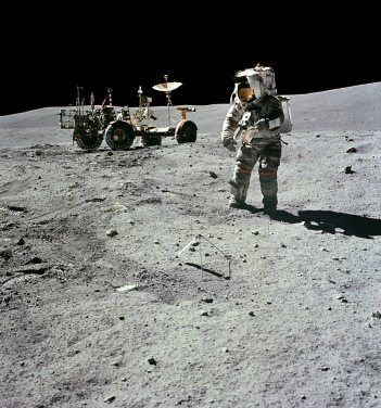 Apollo 16 Foto-Nr. AS16-117-18825: Station
                        10, "Astronaut" Young im Vordergrund
                        mit einem langen Schatten, das
                        Rover-"Mondmobil" LRV im Hintergrund
                        ohne jeden Schatten - und es fehlen Fussspuren
                        bei "Astronauten" und beim Messgerät
                        im Vordergrund.
