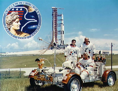 Apollo 17
                        gefälscht: Das "Mondauto" auf einer
                        Wiese vor einer Abschussrampe, mit den
                        "Astronauten" Eugene A. Cernan, Ronald
                        E. Evans und Harrison H. Schmitt.