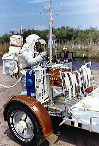 Apollo 17 gefälscht: Im Training werden am
                        Heck des "Mondautos" Experimente
                        durchgeführt