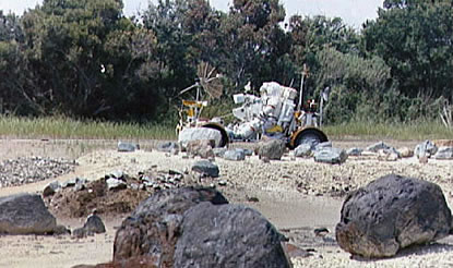 Apollo 17
                        gefälscht: Zwei "Astronauten" fahren
                        mit dem "Mondauto", und im Vordergrund
                        sieht man verschiedene
                        "Mondoberflächen" simuliert