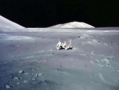 Apoll 17 gefälscht: "Astronaut"
                        Schmitt hantiert am "Mondauto"