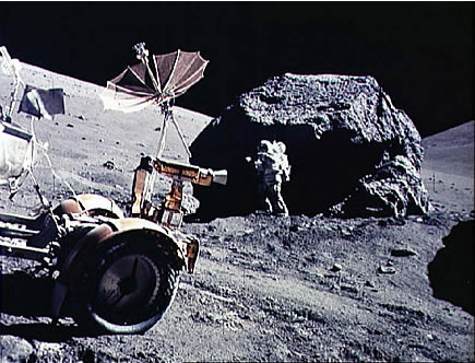 Apollo 17
                        gefälscht: Das "Mondauto" ist links,
                        "Astronaut" Schmitt rechts vor einem
                        grossen Felsen
