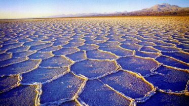 "Moon landscapes" in Chile:
                          Atacama salt desert 01: plain mit
                          wabenförmiger salt formation