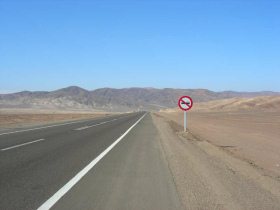 Désert d'Atacama 17: plaine avec rue et
                        chaîne de collines