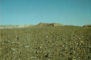 Atacama-Wüste 25: Ebene mit Steinfeld und
                        Bergkette