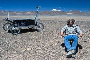 Marsmobil "Zoe" der NASA in der
                Atacama-Wüste 2004