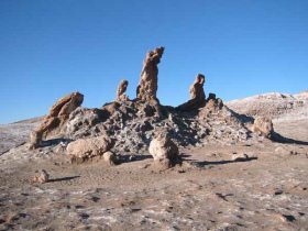 "Paysages lunaires" au Chili:
                        Vallée de la Lune 02: statues de sel "Les
                        trois Maries"