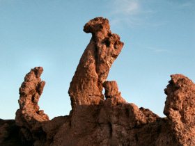 Vallée de la Lune 15: figurines de glaise
                        bouffonnes par érosion du vent, 12 km de San
                        Pedro (Saint Pierre)