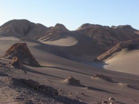 Vallée de la Lune 19: versant du désert,
                        encerclé par des montagnes
