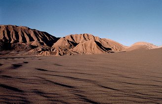 Vallée de la Lune 21: plaine de désert,
                        chaînes de montagnes creusées