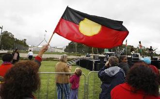 Die Flagge der Aborigines vor dem
                                Parlament an diesem Tag, den 13. Februar
                                2008