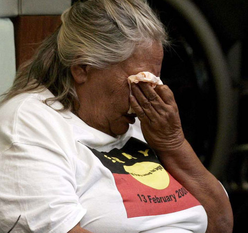 Aborigines-Frau in
                                  Trnen mit T-Shirt fr diesen Tag