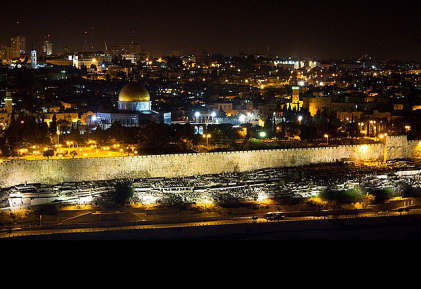 Jerusalem normal beleuchtet mit Tempelberg: Die
                    Stadtmauer erscheint heller als der Felsendom [2]