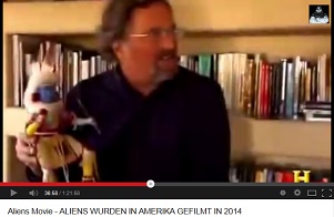 Archologe David Childress mit einer
              Katschina-Puppe der Zuni