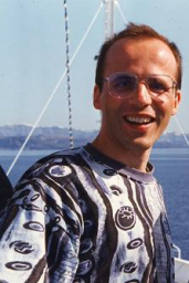 Michael Palomino auf dem Schiff von Kreta
                        nach Santorini, Portrait 1997