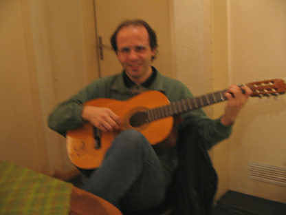 Michael Palomino, 43, mit Gitarre im Caf
                        Yucca, April 2008