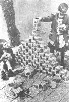 Hyperinflation in Deutschland 1923:
                                Kinder bauen Geldpyramiden mit wertlosen
                                Geldbündeln. Die Wirtschafsbonzen
                                schürten die Inflation, um sich zu
                                entschulden...
