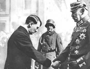 Hindenburg
              bertrgt Hitler die Macht an der Garnisonskirche 1933