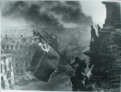 Zerbombtes Berlin, Hissung der
                            sowjetischen Fahne auf dem Reichstag 1945