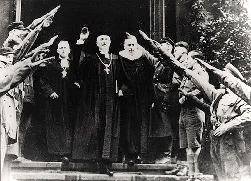 Bishop
                Friedrich Coch doing Hitler salute for Hitler in
                Dresden, 10 December 1933