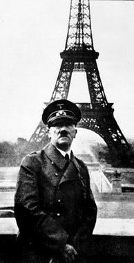1940 Hitler in Paris
                      vor dem Eiffelturm, 51-jährig