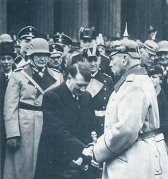 Hitler und Hindenburg, Händedruck zweier
                      Spinner, die beide an einen deutschen
                      "Endsieg" glaubten, 1933