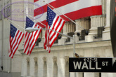Wall Street,
                                Strassenschild mit
                                "amerikanischen" Fahnen