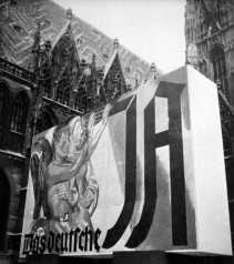 Plakat im 3R Österreich "Das
                                  deutsche Ja" 1938 begleitet von
                                  männlichen Engelsfiguren
