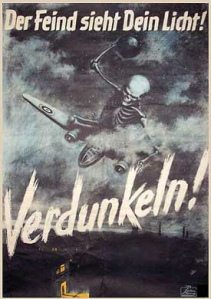 Plakat im 3R "Der Feind
                                  sieht dein Licht. Verdunkeln!",
                                  ab 1940 ca.