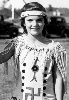 Navajo-Ureinwohner, Hakenkreuz (Swastika) als Symbol der Navajo-Schöpfungsgeschichte auf einem Kleid, getragen von Jacqueline Kennedy Onassis