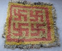 Hakenkreuze (Swastikas als Glückssymbole) in einem Meditationsteppich in Tibet