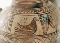 Griechisch-römische Vase mit einem Hakenkreuz (Swastika als Zeichen der Verbindung von Himmel und Erde, oder des Feuers)