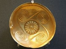 Griechisch-minoische Goldschale mit Hakenkreuz (Swastika als Zeichen der Verbindung zwischen Himmel und Erde, oder des Feuers)