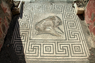 Hakenkreuze (Swastikas als Glückssymbole) in einem Mosaik in Pompei 01