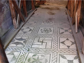 Hakenkreuze (Swastikas als Glückssymbole) in einem Mosaik in Pompei 02