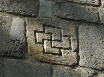 Hakenkreuz (Swastika) an der Aussenmauer der Kirche von Kruschwitz (Kruszwica), Polen