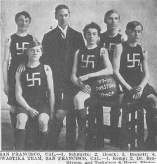 "US"-Basketballclub mit Hakenkreuzen auf den Shirts, 1910er Jahre