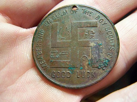England: Münze der Pfadfinder "Boy Scouts" mit Hakenkreuz (Swastika als Glücksbringer) mit der Aufschrift: "Viel Glück" ("Good luck")