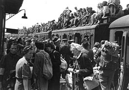 Ankunft eines Flchtlingszugs in
                          Berlin im Sommer 1945