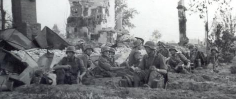 Helmets of the Wehrmacht with the
                        protection of ears and neck, example during
                        Barbarossa campaign