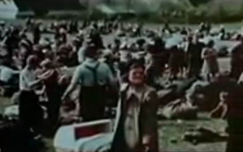 Prisioneros alemanes de guerra en un prado
                        en el sol durante el verano 1945 03 (23min.
                        26seg.)