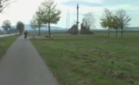 Carretera pasando el territorio del campo
                          del prado del Rin en Bretzenheim con el
                          monumento (27min.27seg.)