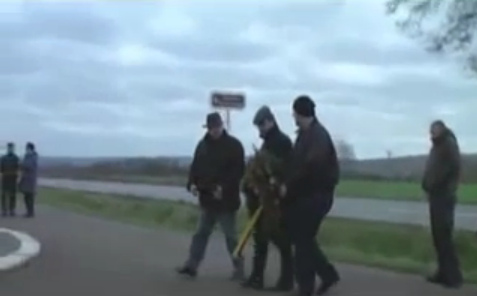 Depsito de una corona para prisioneros
                            de guerra alemanes muertos en el monumento
                            de Bretzenheim 01 (28min. 36seg.)